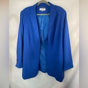 Gorgeous Royal blue blazer, flat lapel and open front. Such a pop of color!